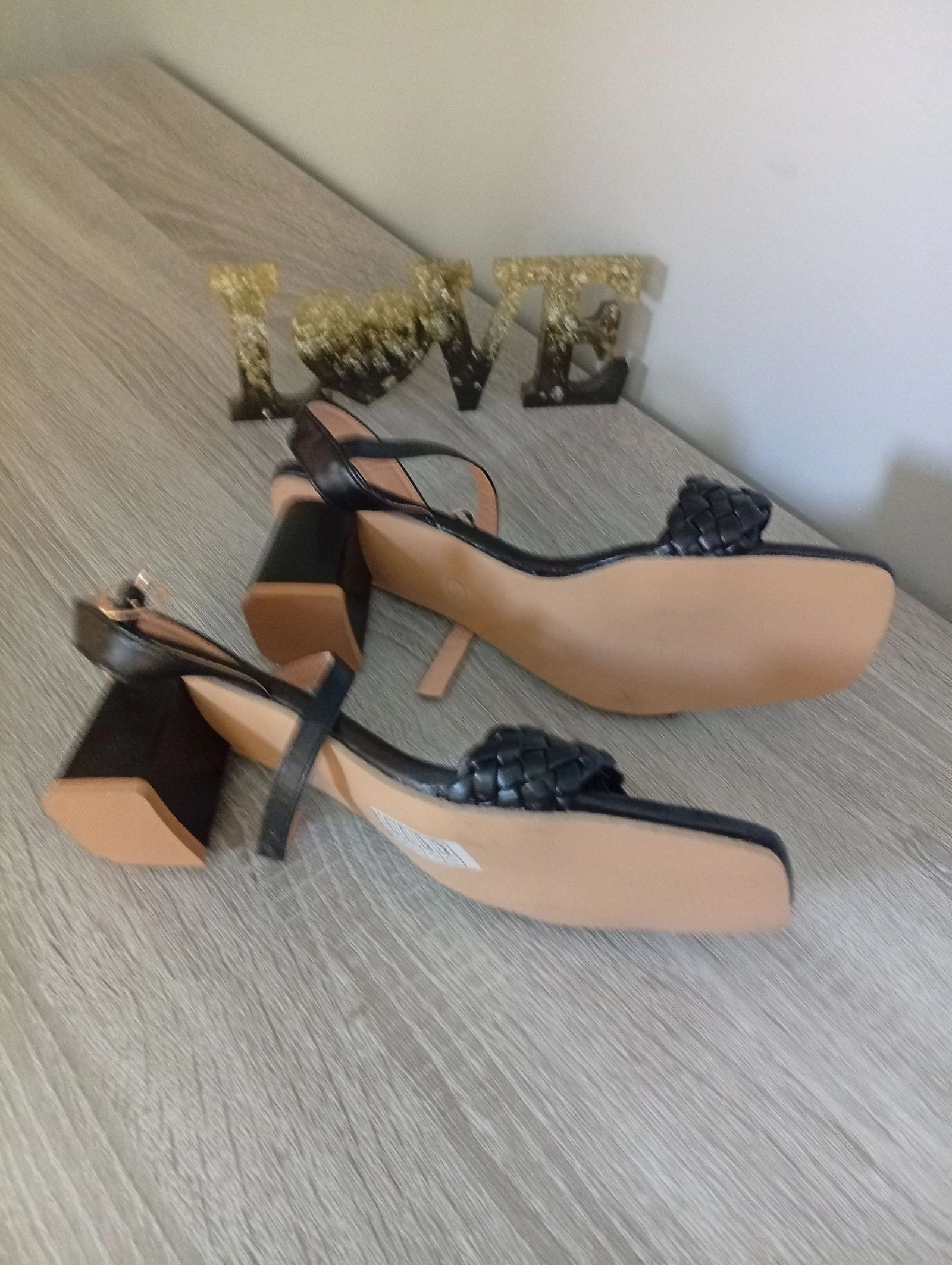 Par de sandalias trenzadas con tacón cuadrado – photo 4